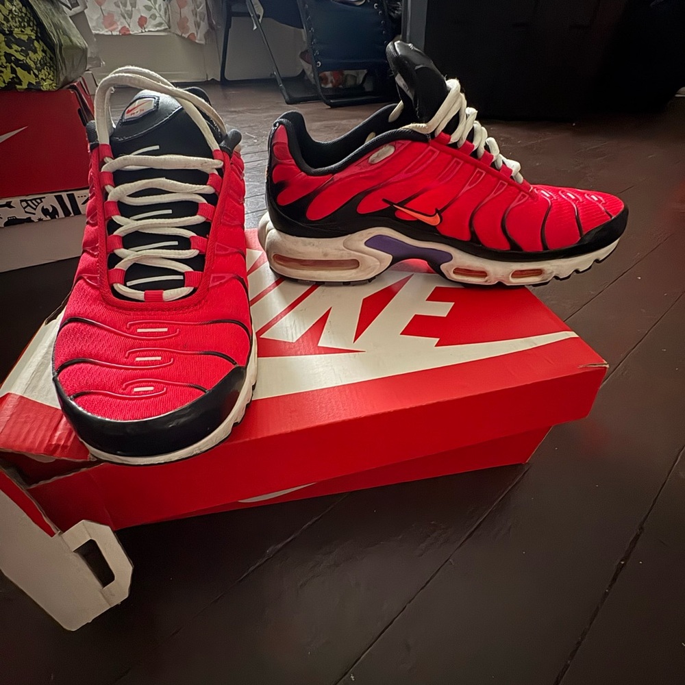 Nike Vibrant Red and Black Athletic Shoes - Picture 2 of 2